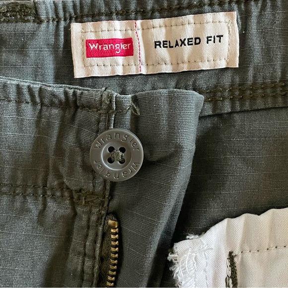 Wrangler Relaxed Fit Cargo Shorts Men’s 42 Green Utility Hiking Outdoor Tech - Picture 11 of 14
